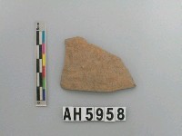 藏品(灰色夾砂蓆紋陶片)的圖片